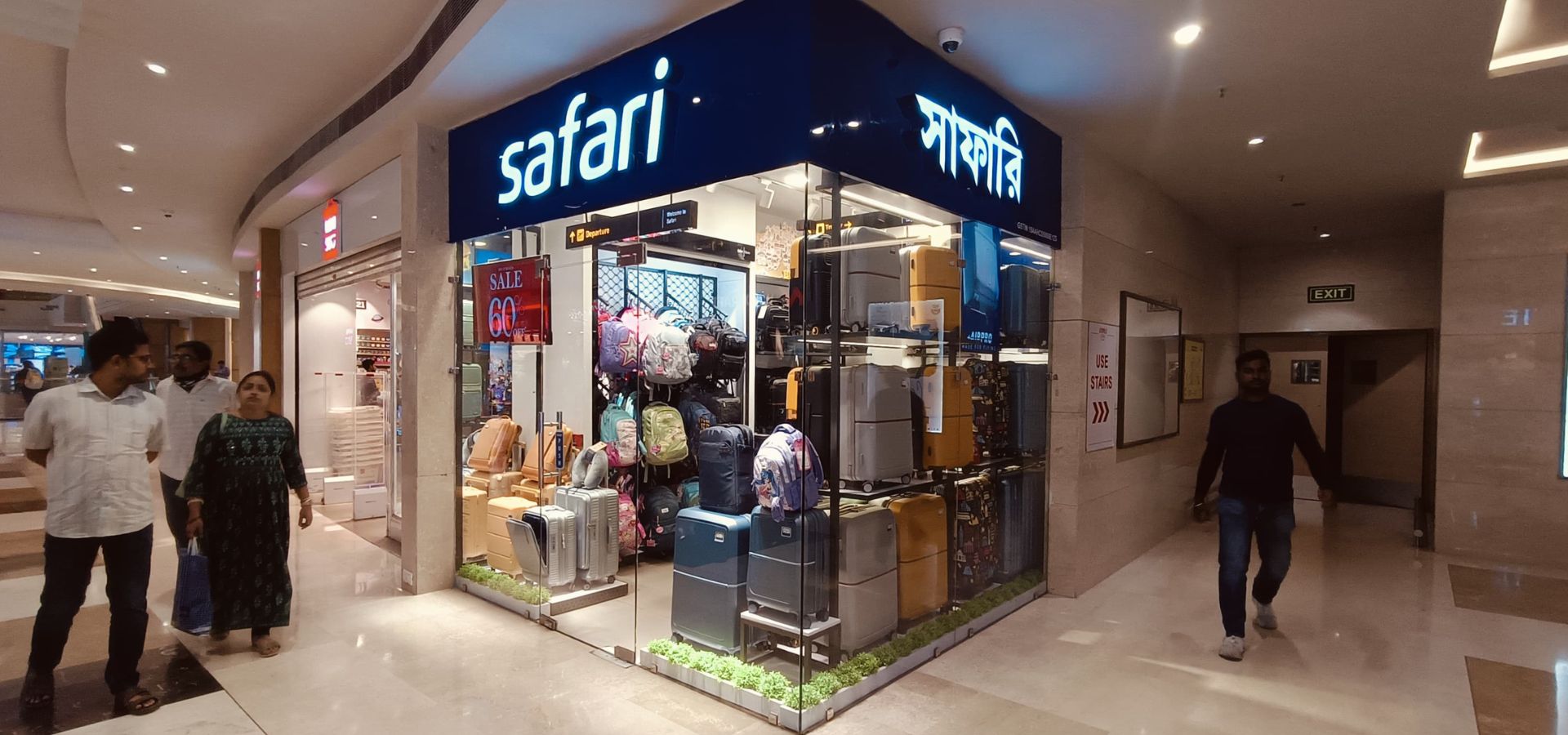 Safari store photos in mall