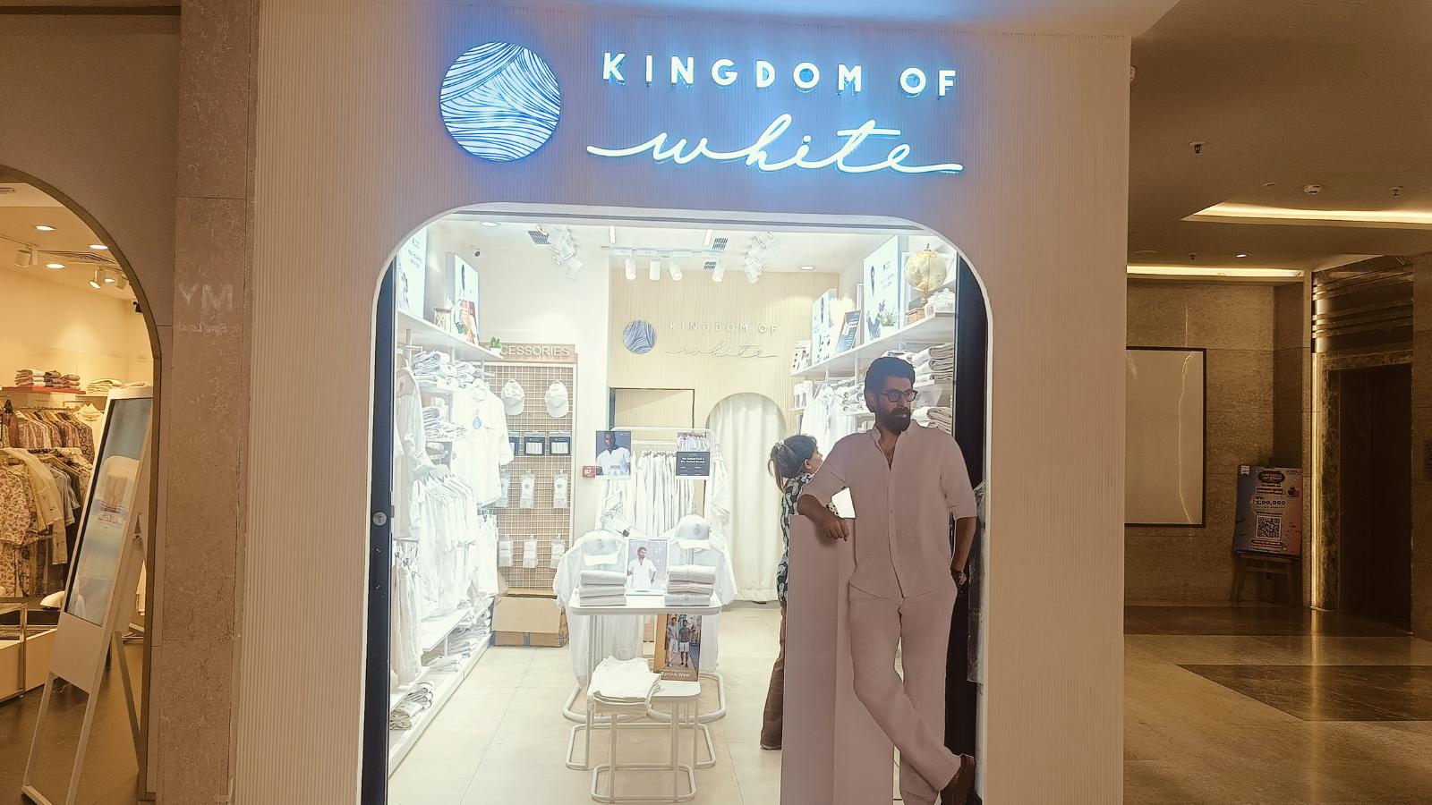 Kingdom of White store photos in mall