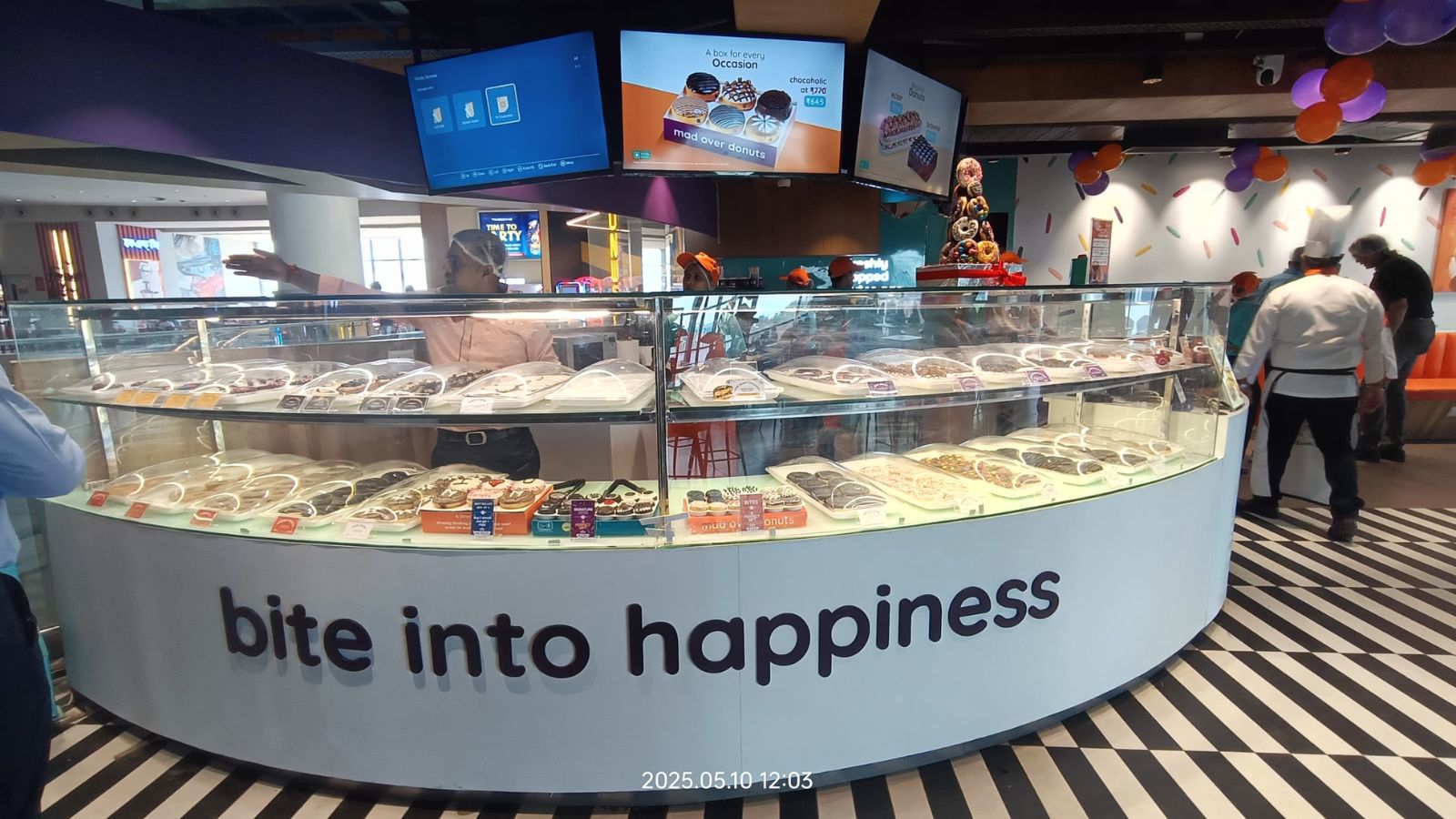 Mad Over Donuts store photos in mall